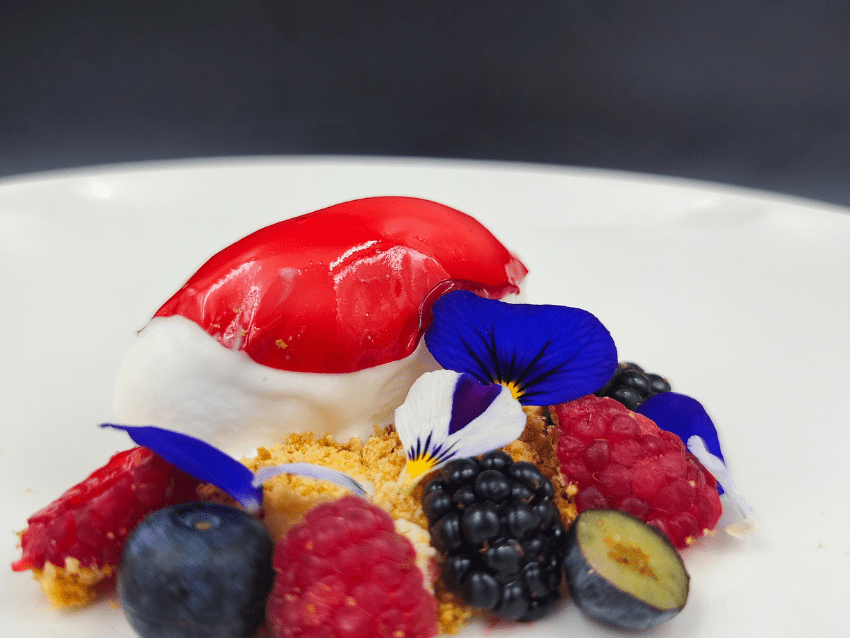 Postre de yogurt con frutos rojos del menú Guayente al Día