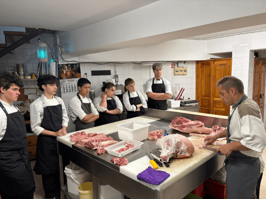 Profesor de Guayente junto a Marcos Llanas comentando los cortes de carne del cerdo