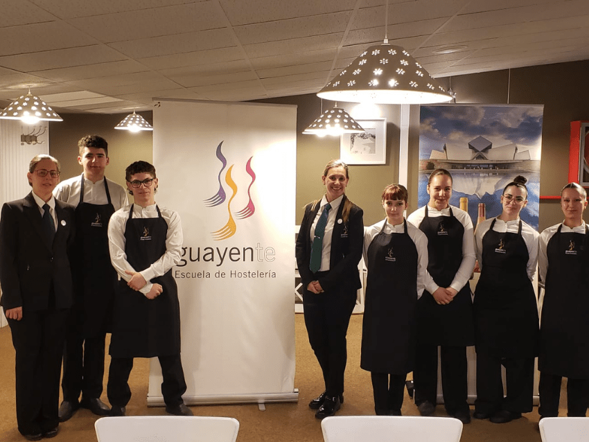 Servicio en sala en la nieve durante SnowCooking 2026 con alumnado Guayente