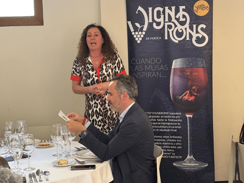 Beatriz Martínez presentando los vinos de Bodega Alodia en Guayente