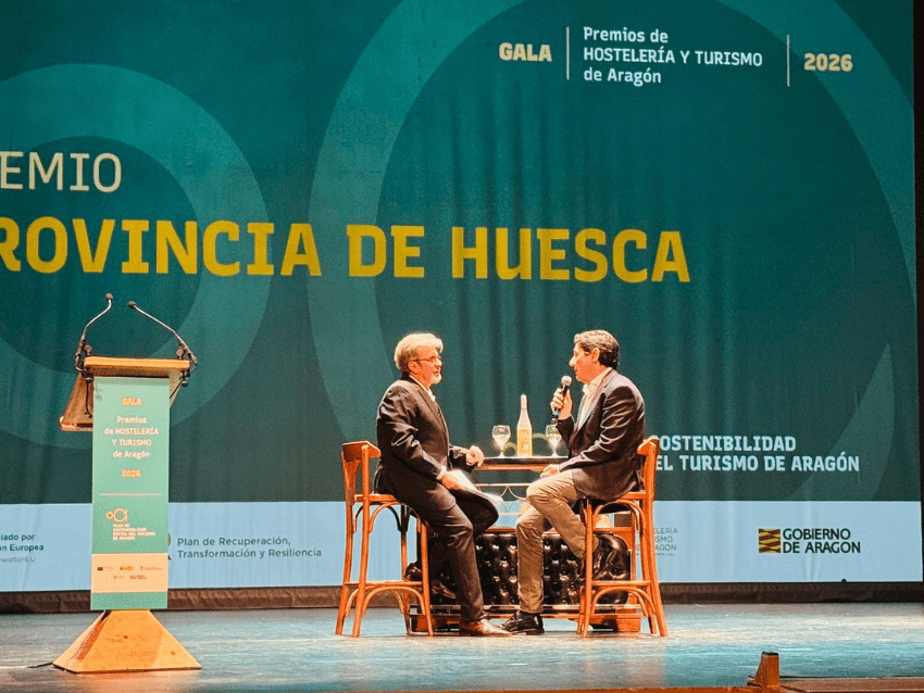 Recibiendo el reconocimiento a la Escuela de Hostelería Guayente en el Teatro Olimpia de Huesca