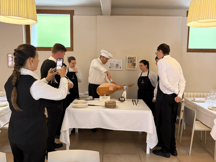Javier Robles corte de jamón en Guayente con Alimentos de Aragón
